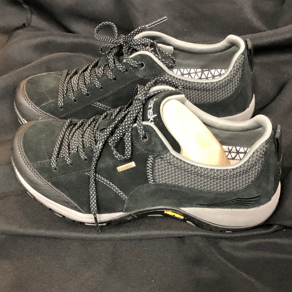 Dansko Women’s Paisley Waterproof sneakers Sz 38 Brand new